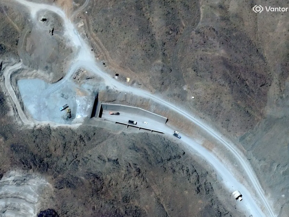 Intrarea vestică a complexului de tuneluri de la Muntele Pickaxe, situat în vecinătatea instalației nucleare de la Natanz, din provincia iraniană Isfahan - Foto: Profimedia Images