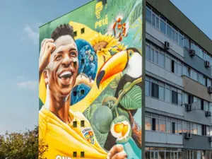 Pictură murală cu Vinicius Jr., pe un bloc din București. Ambasadorul Braziliei, la fața locului: 