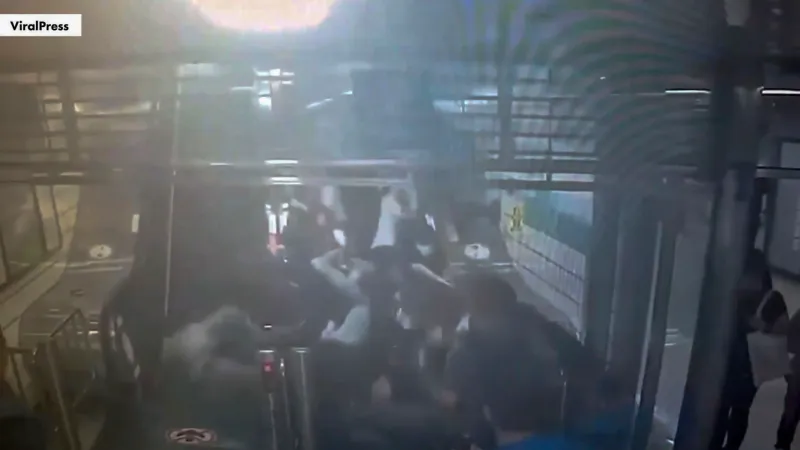 Momentul în care o scară rulantă de la metrou o ia în sens invers - Foto: NY Post