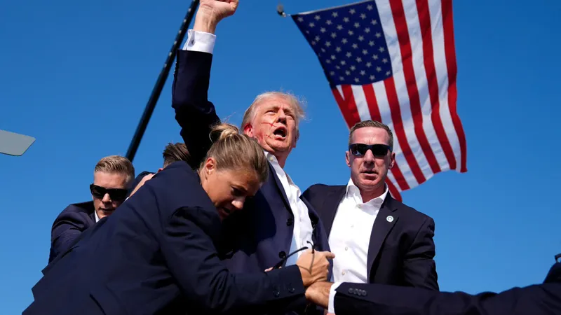 Agenta care l-a protejat pe Trump de asasin ar fi născută în Rusia - Foto: captură you tube