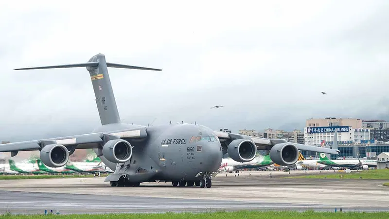 AJUTOR ȘI PROVOCARE Un avion militar american cu 750.000 de doze de vaccin anti COVID, donate de SUA, a aterizat în iunie în Taiwan. Guvernul chinez a văzut în acest gest o „provocare“ - Foto Getty Images