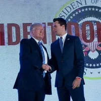 Donald Trump alături de Charlie Kirk - Foto: Profimedia Images