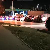 VIDEO Cozile imense la benzinării au blocat orașe din Ardeal. Zvon - motorina va fi 10 lei/litru
