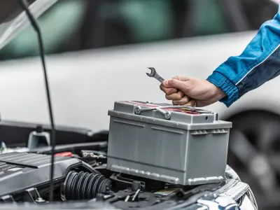 Trebuie să schimbi bateria de 12V a mașinii? De ce n-o mai poți face singur și e nevoie să plătești la service - Foto: magnific.com (Imagine cu rol ilustrativ)