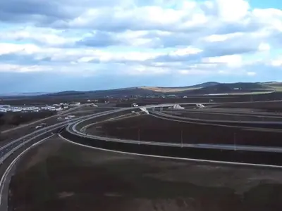 71.330.000 de lei costă nodul rutier ce leagă o autostradă de două drumuri importante - Foto: captură video YouTube/dobrotel dobre (imagine cu caracter ilustrativ)