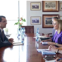 Vlad Voiculescu și Gabriela Firea, în august 2016, când ministrul Sănătății de la acel moment încerca să-i explice problemele unui spital metropolitan Foto: Facebook