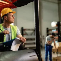 Ce bani iei la salariu dacă muncești sâmbăta și duminica? Angajatorul ia amendă dacă nu plătește! - Foto: Freepik