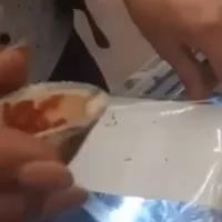 Șoc la raft, într-un supermarket din București: Carne de vită tocată, amestecată cu plastic. - Foto: captură video