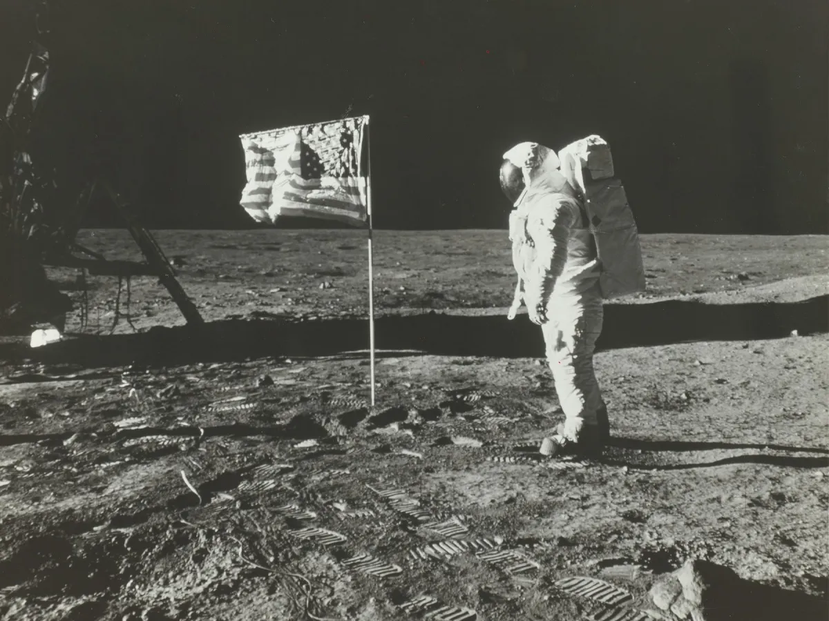 Steagul României a fost dus pe Lună de astronauții misiunii Apollo 11, în iulie 1969. Unde poate fi admirat?