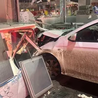 Accident spectaculos! Un marocan a încurcat pedalele și a intrat cu mașina în benzinărie - Foto: News.ro