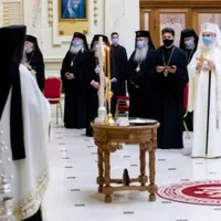 Faptul că PF Daniel a purtat mască i-ar fi înfuriat pe unii credincioși. Foto: basilica.ro