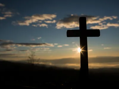 Sărbătoare 2 decembrie, cruce neagră. Sf. Cuv. Cleopa și Paisie de la Sihăstria. Dezlegare la pește, ulei, vin - Foto: Freepik (Imagine cu rol ilustrativ)