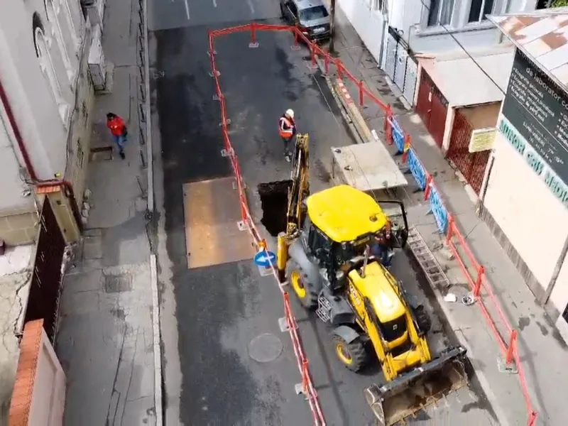 Haos în zona Gării de Nord. A apărut un crater imens care dă traficul peste cap Foto: Observator (captura video)