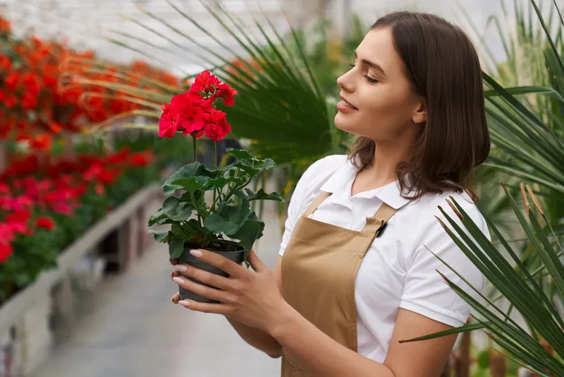 Femeie cu o floare &icirc;n m&acirc;nă - Foto: Magnific.com (Imagine cu rol ilustrativ)