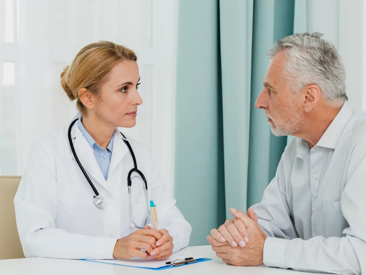 Doctoriță din Oradea, trimisă în judecată. Ar fi eliberat unor militari adeverințe pentru trecerea în rezervă - Foto: Freepik (Imagine cu rol ilustrativ)