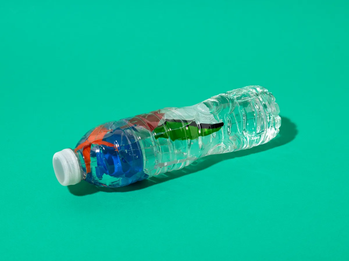Sticlă din plastic care are apă - Foto: Freepik (rol ilustrativ)