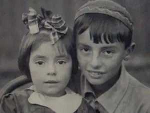 Recunoașteți personajul? Fetița din imagine, artista cu o poveste tristă. Văduvă de la 40 de ani - Foto: Arhiva / imagine cu rol ilustrativ