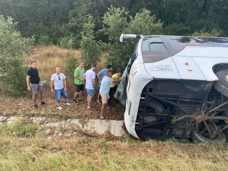 Un autocar s-a răsturnat în șanț la Stara Zagora, în Bulgaria. / Foto: novinite.com