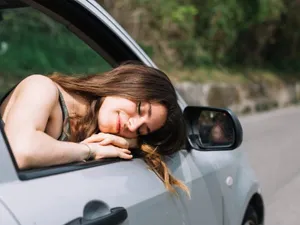 VIDEO O şoferiţă beată staţiona cu maşina BMW pe linia de cale ferată - Foto: Freepik/CC0 (Imagine cu caracter ilustrativ)