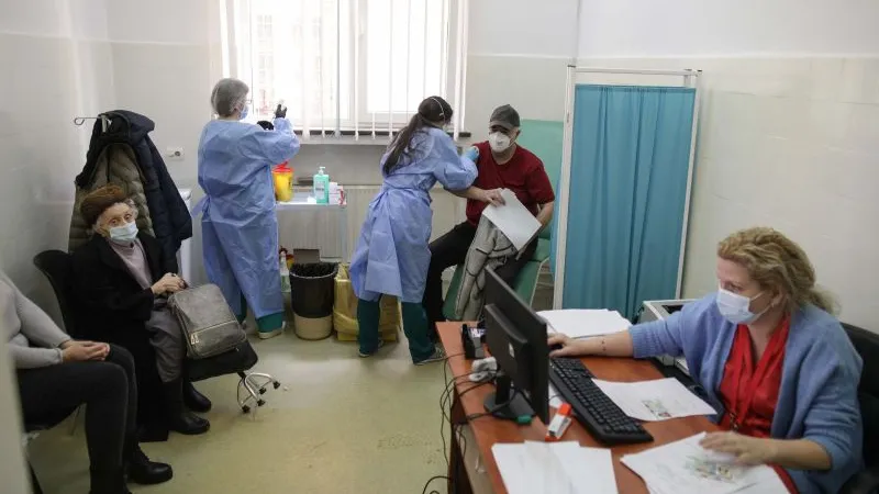 Doar bătrânii și persoanele vulnerabile se pot vaccina în etapa a II-a. Foto cu caracter ilustrativ, Inquam Photos/Octav Ganea
