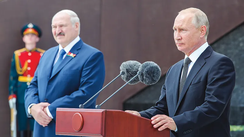 Țarul Vladimir Putin nu a decis încă dacă să-l lase din brațe pe Lukașenko - Foto: Getty Images