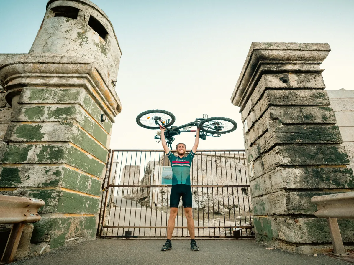 Mircea Arămescu, la finalul călătoriei, în Punta de Tarifa - Foto: arhivă personală Mircea Arămescu