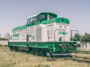 Cum arată prima locomotivă de manevră hybrid făcută în România. La bază are un model din 1960 - Foto: locomotivahibrid.ro