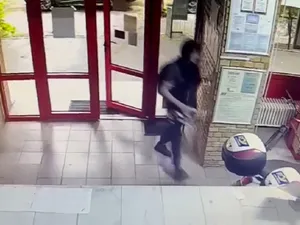 Un bărbat a vrut să fure un seif din Poștă dar s-a mulțumit cu o geantă cu scrisori. A fost reținut - Foto: captură camere supraveghere
