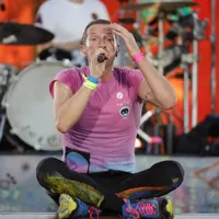 Probleme pentru solistul trupei  Coldplay, Chris Martin, după ce a căzut pe scenă. Ce a pățit? - Foto: Istock / imagine cu rol ilustrativ