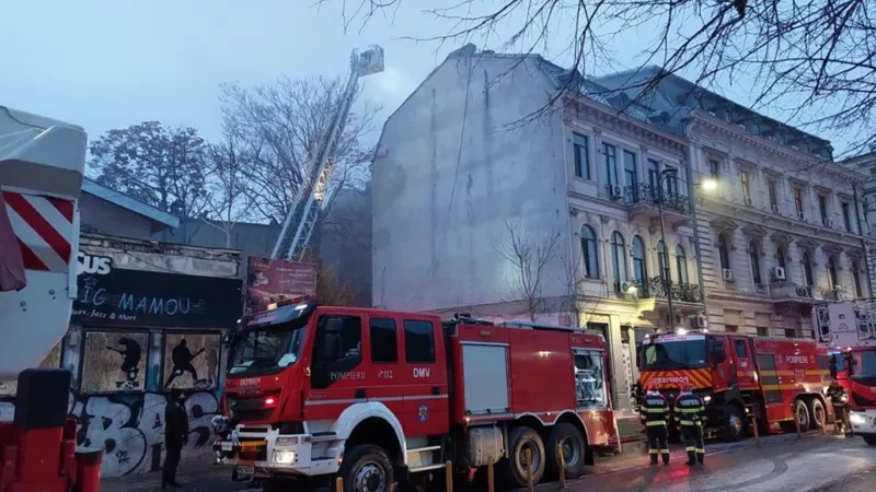Un incendiu puternic a cuprins un hotel din Centru Vechi. Pompierii intervin de urgență Foto: Antena3