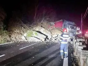 Haos, pe Valea Oltului! O stâncă a căzut pe un TIR. Traficul e blocat total, rute alternative - Foto: Facebook/Info Trafic 24