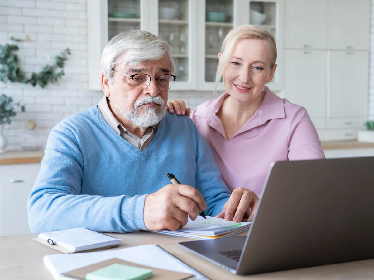 Pensionari care verifică documente Foto: Freepik (rol ilustrativ)