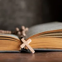 SĂRBĂTOARE 8 NOIEMBRIE Sfinții Arhangheli Mihail și Gavriil. Ce să NU faci când e cruce roșie - Foto: Freepik (Imagine cu rol ilustrativ)