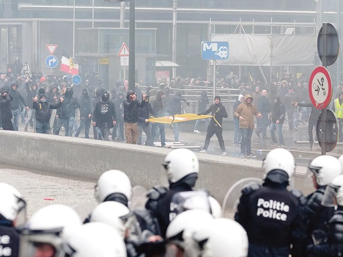 Marile  transformări sociale induc o stare de stres în societate, care generează proteste și îi fac pe oameni să opereze cu prejudecăți și emoții