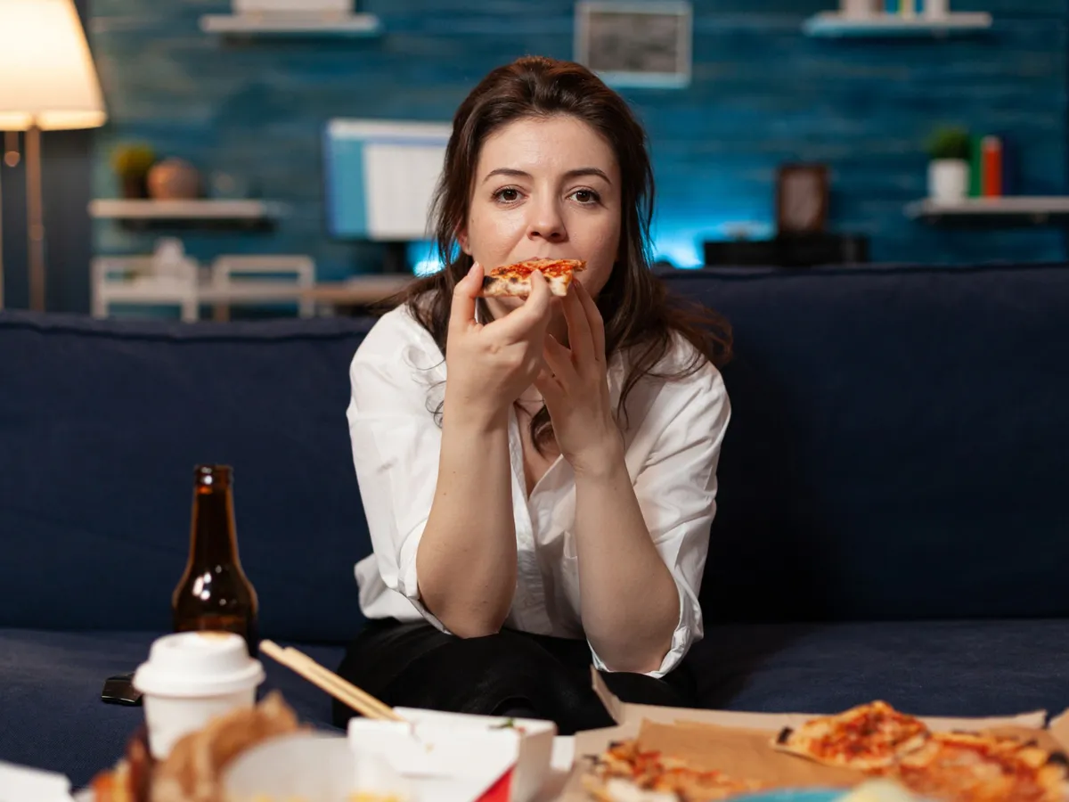 Somnul insuficient și lipsa de carbohidrați, motivele pentru care îți e foame seara târziu