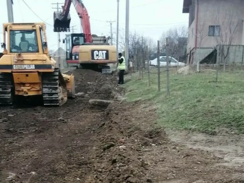 Un bărbat s-a trezit că primăria construiește un drum chiar prin curtea sa. Are și canalizare  - Foto: Ziarul de iasi