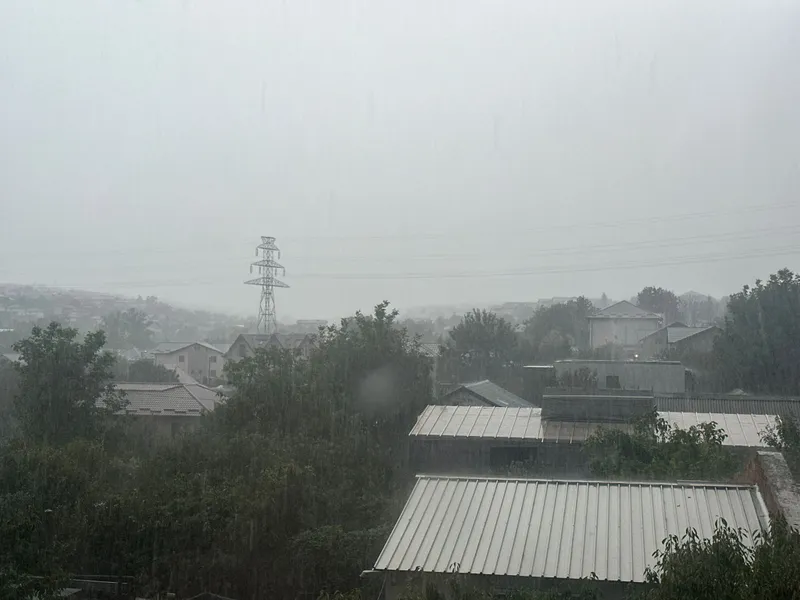 METEO Ploaie torențială la Iași cu grindină și averse torențiale. Localnicii au primit RO-ALERT - FOTO NEWSWEEK