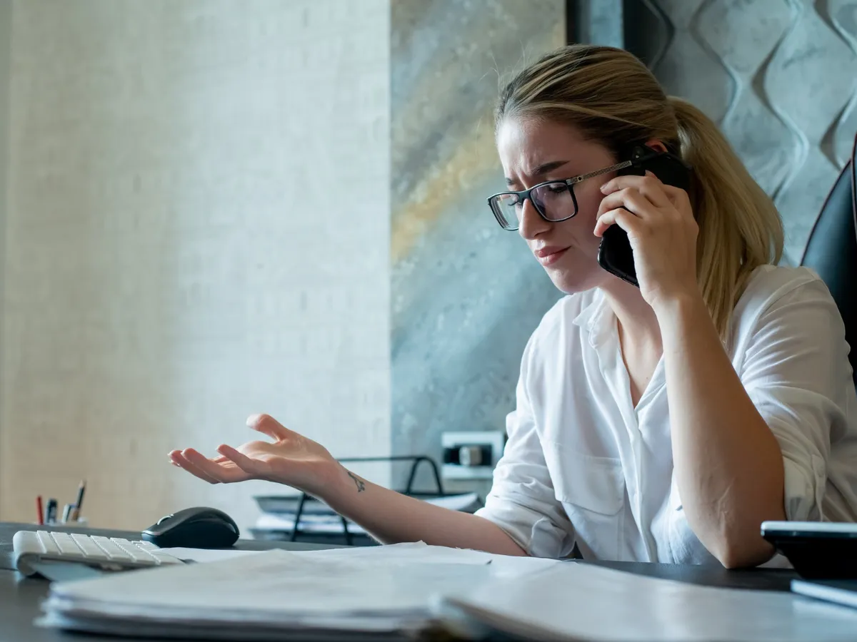 O femeie primește o veste îngrijorătare la telefon - Foto: Freepik (rol ilustrativ)
