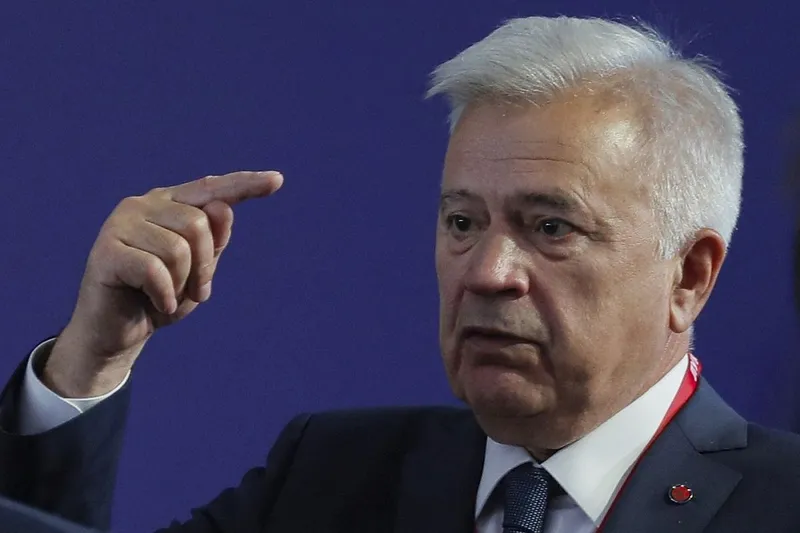 Fondatorul Lukoil, Vagit Alekperov, a semnat la Bucureşti, la Palatul Elisabeta,  preluarea pachetului maajoritar de la Rafinăria Petrotel - Foto: Profimedia Images