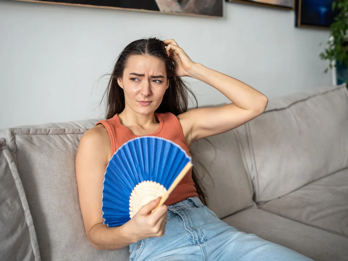 Femeie care suferă din cauza căldurii - Foto: Magnific.com (Imagine cu rol ilustrativ)