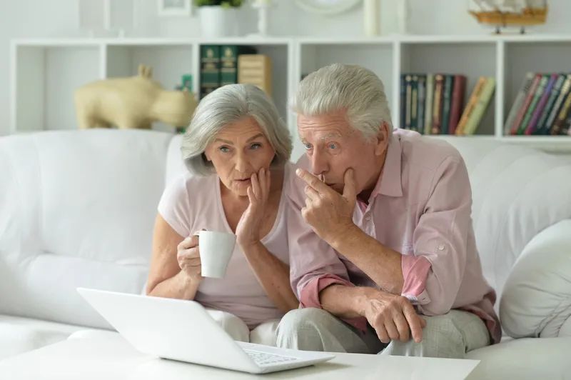 Pensionari &icirc;ngrijorați la pensie - Foto: Freepik