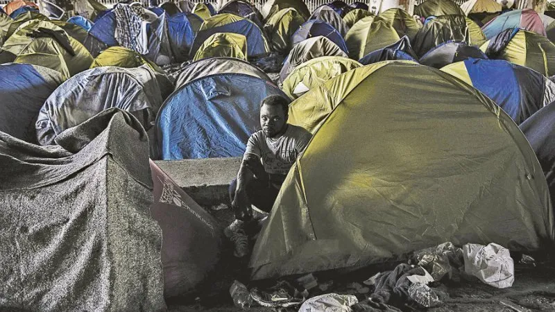 O tabără de corturi pentru migranţi sub un pod din Paris. Foto Getty Images