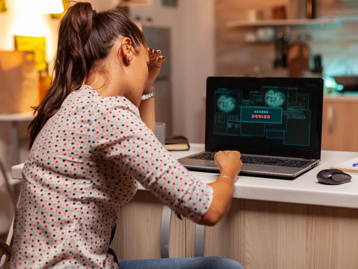 De ce doar antivirusul nu este suficient pentru protecția datelor? Hackerii îl ocolesc. Ce poți face?