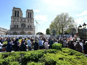 Catolicii celebrează Vinerea Mare la catedralei Notre-Dame, la trei ani de la incendiul devastator / NST.com