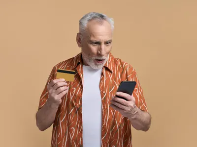 Pensioanr așteptând plata pensiei pe card - Foto: Freepik