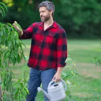 Grădinar care crește un copac în grădină - Foto: Magnific.com (Imagine cu rol ilustrativ)