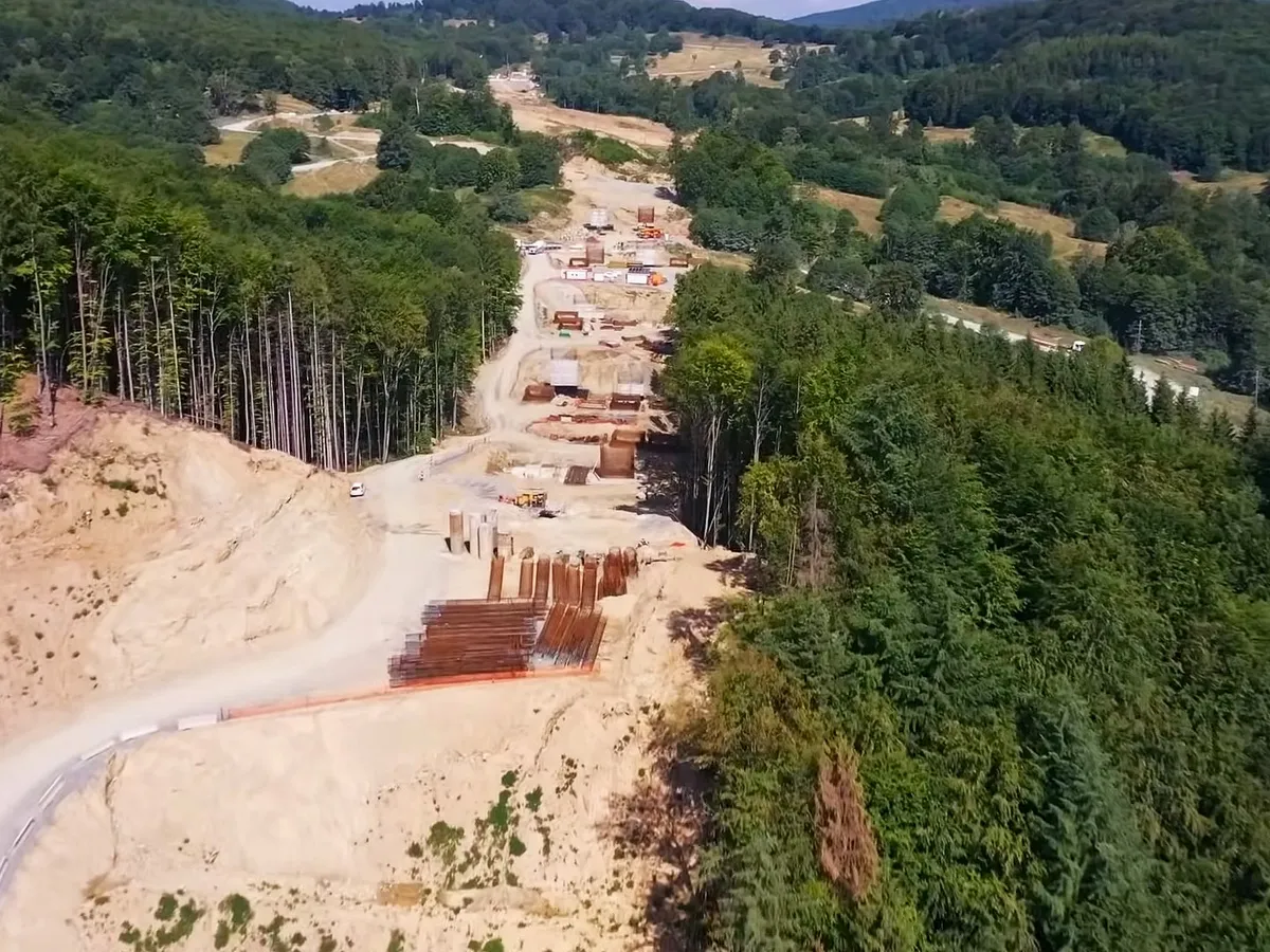 Imagini cu autostrada din România de 1,1 miliarde lei ca în Alpi, pe versanți. Gata în 2030? - Foto: Asociația Pro Infrastructură