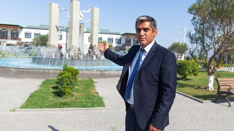 Ceyhun Həsənov prezintă fântâna din centrul așezării Agaly Foto: Realitatea.md