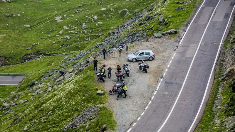 Amendă pentru un om cu un copil în brațe, pe Transfăgărășan. Cu ce a greșit? Situația a degenerat - Foto: Profimedia(imagine cu rol ilustrativ)