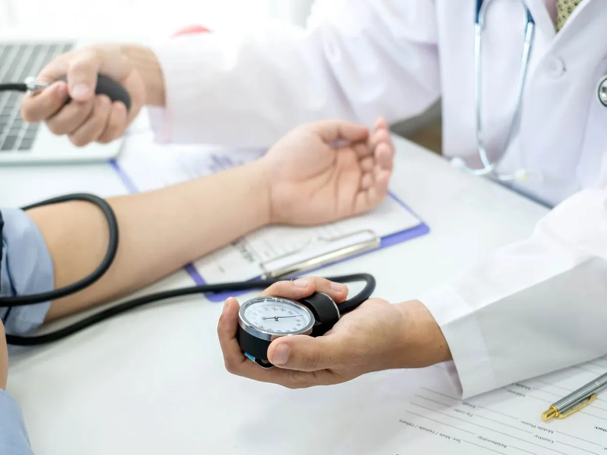 Coronavirusul a avut un impact negativ asupra persoanelor care suferă de hipertensiune/Foto: doc.ro